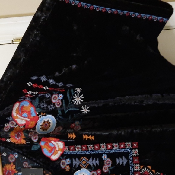 NWT JOHN MARK BLACK/ FLORAL EMBROIDERED PRECIOUS GEM VELVET BLOUSE SZ L/XL - Picture 7 of 13